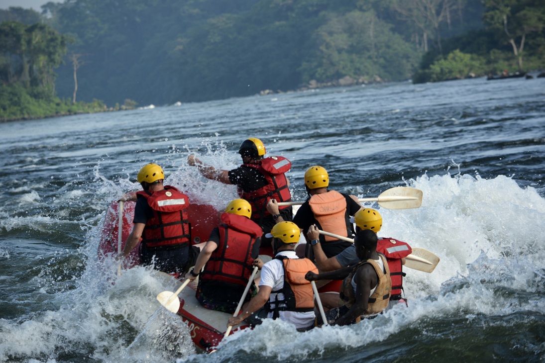 Experiencia de rafting en rápidos de día completo en el río Nilo